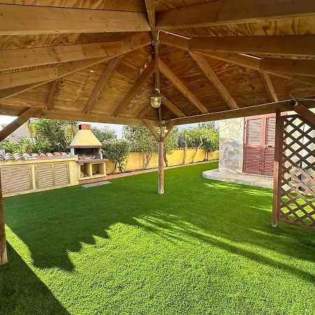 Blu Caletta - Waterfront With Garden Daire
